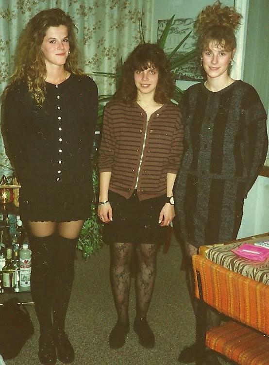 1988 trois jeunes filles prêtes à sortir